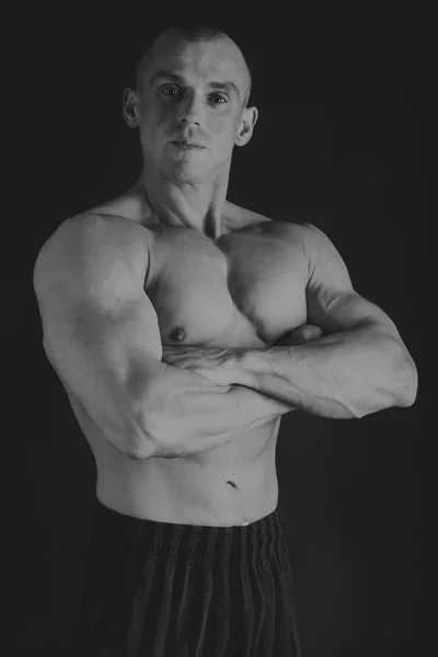Αρχάριο bodybuilder που θέτουν σε μια ασπρόμαυρη φωτογραφία. — Φωτογραφία Αρχείου