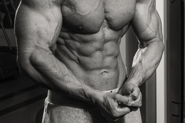 Muscular culturista chico haciendo ejercicios en el gimnasio —  Fotos de Stock