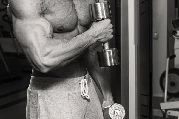 在健身房锻炼的肌肉健美男人 — 图库照片