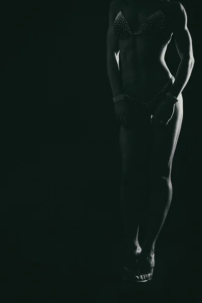 Eleganckie szkolenia, muskularne kobiety na czarnym tle — Zdjęcie stockowe