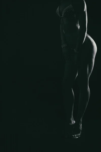 エレガントなトレーニング、黒い背景に筋肉女性 — ストック写真