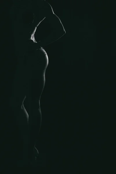 Entraînement élégant, femme musclée sur fond noir — Photo