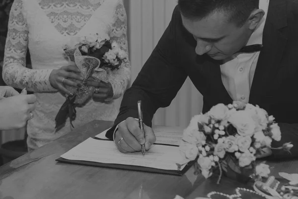 黒と白の写真で結婚式. — ストック写真