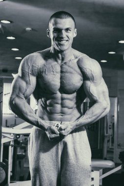 Eğitimli bir adam bir fitness Club