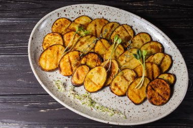 Patates ızgara, lezzetli yemek.