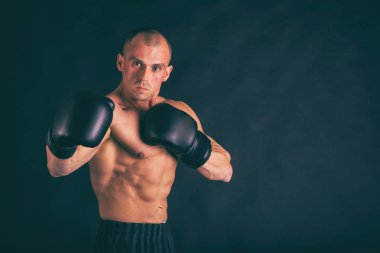 kaslı erkek vücut karanlık bir arka plan üzerinde.