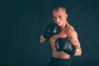 kaslı erkek vücut karanlık bir arka plan üzerinde.