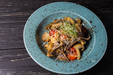 Kızarmış kalamar ızgara sebze