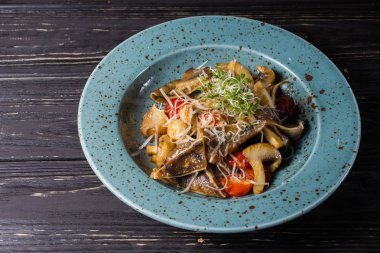 Kızarmış kalamar ızgara sebze