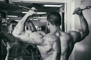 Eğitimli bir adam bir fitness Club