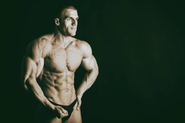 Yakışıklı güç atletik erkek