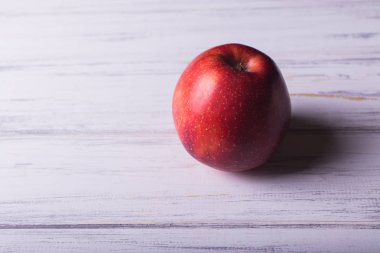 Ahşap bir arka planda elma