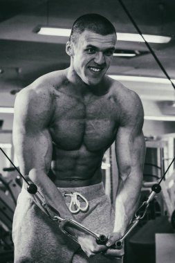 Eğitimli bir adam bir fitness Club