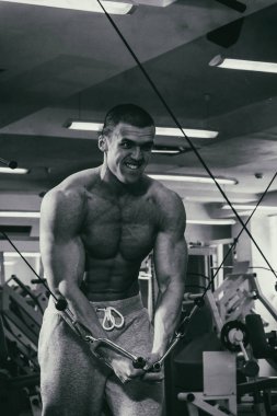 Eğitimli bir adam bir fitness Club