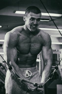 Eğitimli bir adam bir fitness Club