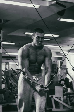 Eğitimli bir adam bir fitness Club