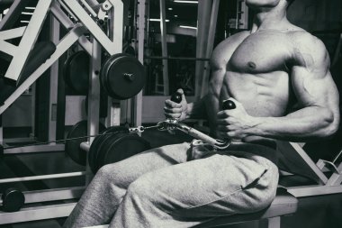 Eğitimli bir adam bir fitness Club