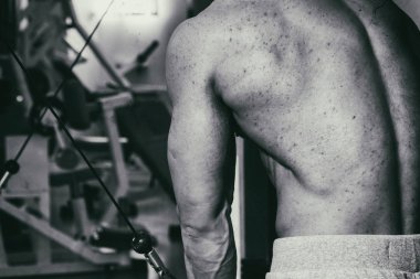 Eğitimli bir adam bir fitness Club