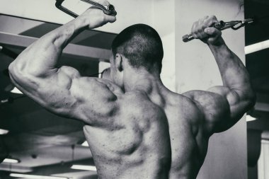 Eğitimli bir adam bir fitness Club