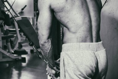 Eğitimli bir adam bir fitness Club