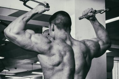 Eğitimli bir adam bir fitness Club