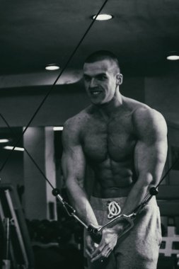 Eğitimli bir adam bir fitness Club