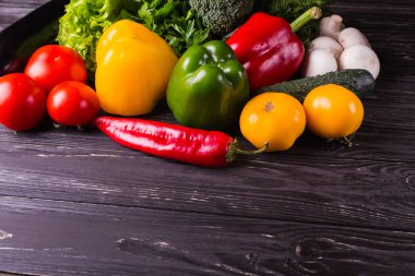 Sebze siyah ahşap zemin