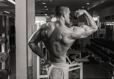 Spor salonundaki adam.