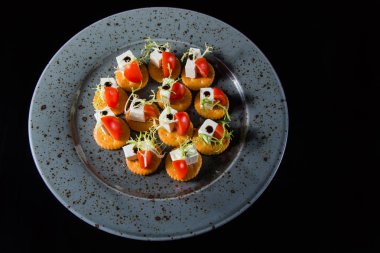 Kanepe peynir ve domates ile