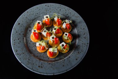 Kanepe peynir ve domates ile