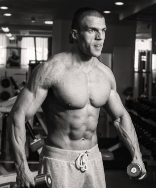 Spor salonundaki adam.