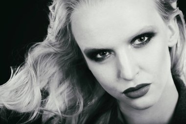 Zarif sarışın güzellik closeup moda fotoğraf