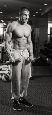 Spor salonundaki adam.