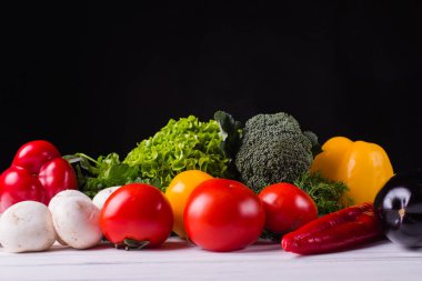 Sebze siyah ahşap zemin