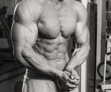 Spor salonundaki adam.