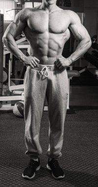 Spor salonundaki adam.