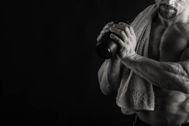 vücut geliştirmeci bir siyah beyaz fotoğraf.