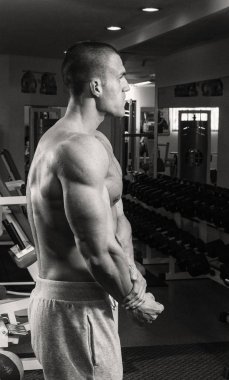 Spor salonundaki adam.