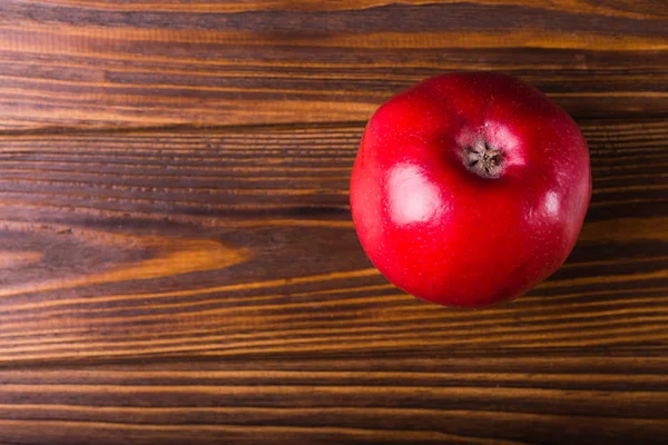 Ahşap bir arka planda elma — Stok fotoğraf