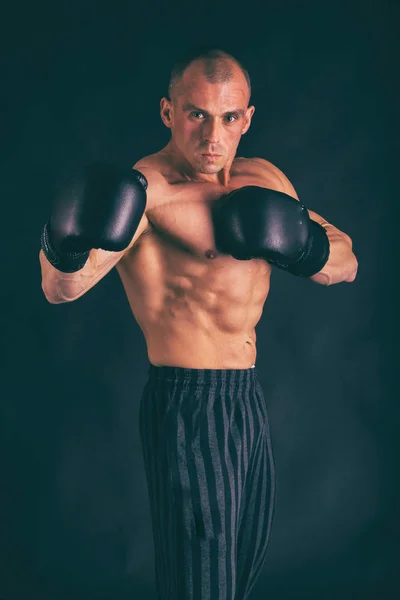 Cuerpo masculino muscular sobre un fondo oscuro . —  Fotos de Stock