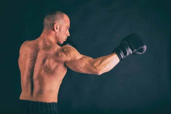 Corps masculin musclé sur un fond sombre . — Photo