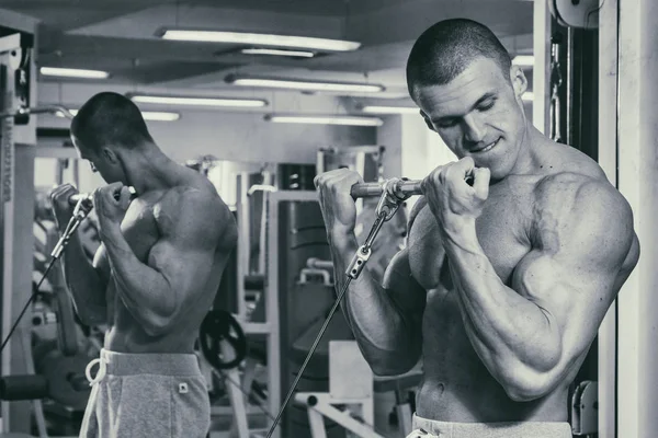 A trained man in a fitness club — Stock Photo, Image