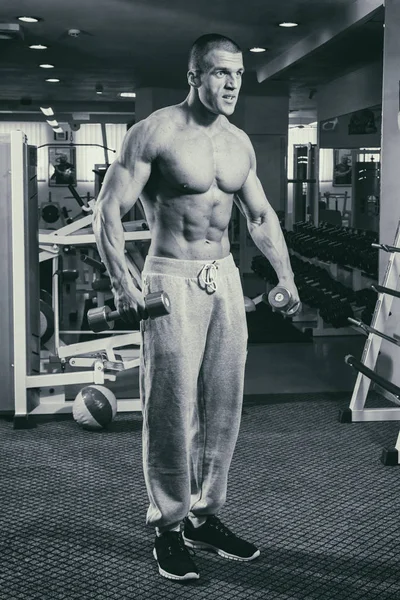 Un uomo addestrato in un fitness club — Foto Stock