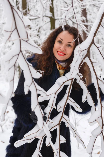 Winter frost. Beautiful woman in a fur coat — Stock Photo, Image