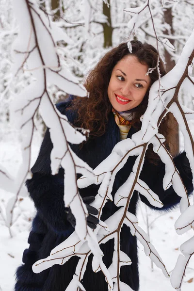 Zima, mróz. Piękna kobieta w futrze — Zdjęcie stockowe