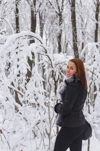 Escarcha de invierno. Hermosa mujer en un abrigo de piel — Foto de Stock