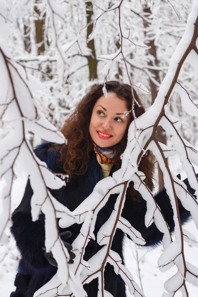 Winter frost. Beautiful woman in a fur coat — Stock Photo, Image