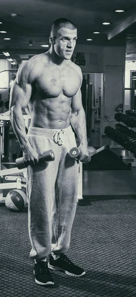 Een opgeleide man in een fitnessclub — Stockfoto