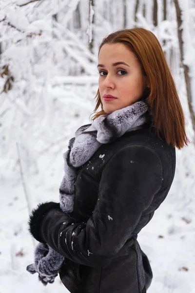 Winter frost. Beautiful woman in a fur coat — Stock Photo, Image