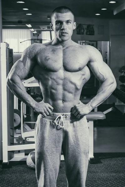En utbildad man i ett gym — Stockfoto